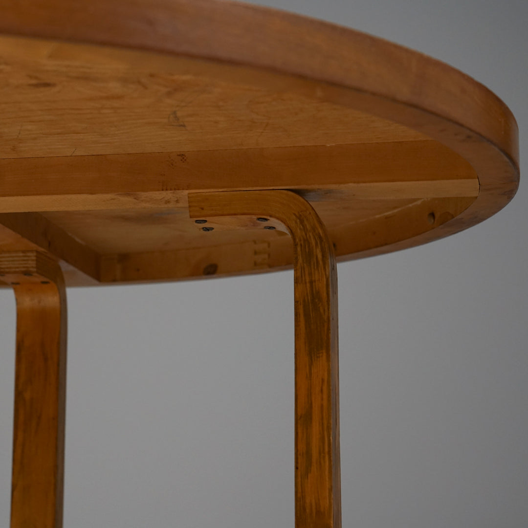 Pyöreä ruokapöytä, Alvar Aalto, Oy Huonekalu- ja Rakennustyötehdas Ab, 60-luku