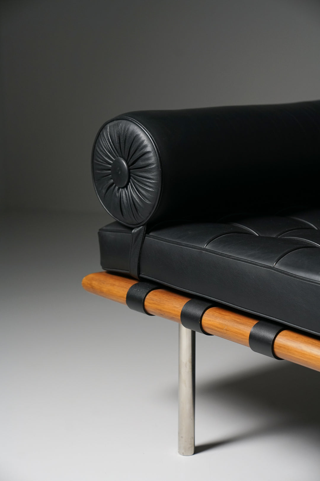 Malli Barcelona daybed, Ludwig Mies van der Rohe, Knoll, 2000-luvun alku